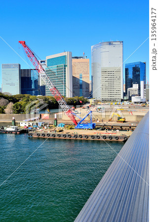 隅田川 再開発が進む築地市場跡地 築地大橋 135964177