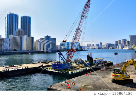 隅田川 再開発が進む築地市場跡地 築地大橋 135964186