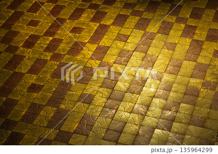 雨の夜の歩道：濡れて黄金色に輝くレンガのタイル 135964299