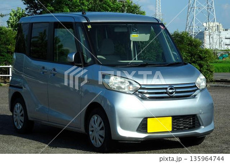 駐車場に停めた車 135964744