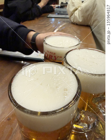 生ビール ジョッキで乾杯 生ビール ジョッキで乾杯 135964817