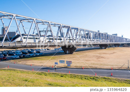 【京成本線】早朝の江戸川橋梁を渡る回送列車 【京成本線】早朝の江戸川橋梁を渡る回送列車 135964820