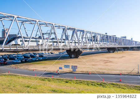 【京成本線】早朝の江戸川橋梁を渡る回送列車 135964822