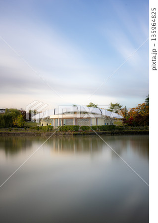 五十鈴湖に映る開成山公園の野外音楽堂 五十鈴湖に映る開成山公園の野外音楽堂 135964825
