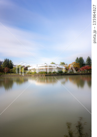 五十鈴湖に映る開成山公園の野外音楽堂 135964827