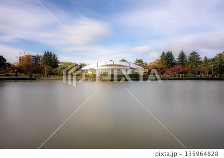 五十鈴湖に映る開成山公園の野外音楽堂 135964828