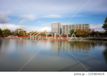 五十鈴湖に映る赤い橋と建築物 135964829
