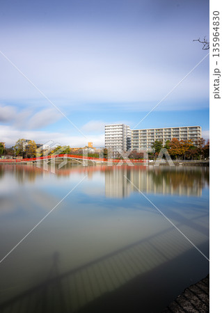五十鈴湖に映る赤い橋と建築物 135964830