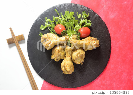 鶏手羽元料理の盛り付け 鶏手羽元料理の盛り付け 135964855