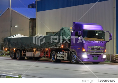 トレーラートラック 135965485
