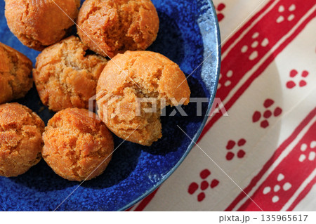 沖縄の伝統菓子 サーターアンダギー（さたぱんびん） 手作りのおやつ 135965617