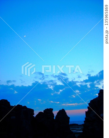 千畳敷の日没　深浦町　青森県　2 135965869