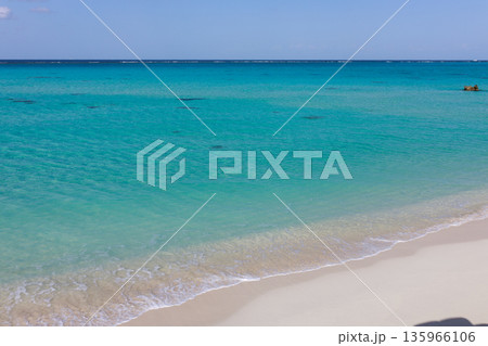 沖縄・下地島17END　透き通るエメラルドグリーンの海 135966106