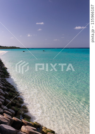 沖縄・下地島17END　透き通るエメラルドグリーンの海 135966107