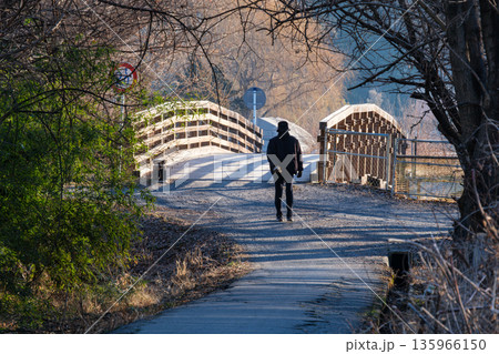 橋を歩く 135966150