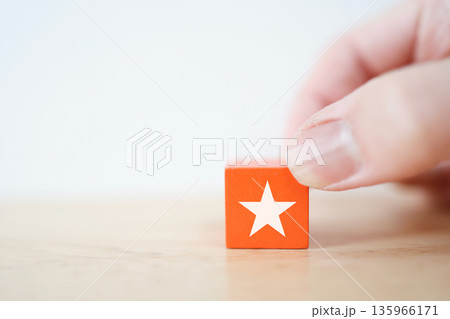 星マークのオレンジブロック。評価・注目のイメージ。 星マークのオレンジブロック。評価・注目のイメージ。 135966171