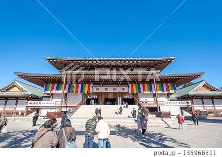 初詣をする参拝者とお寺の境内風景 初詣をする参拝者とお寺の境内風景 135966311