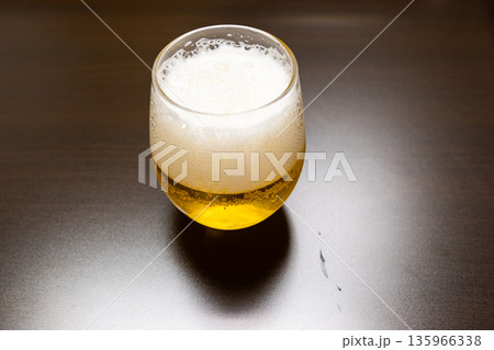 グラスに注いだビール グラスに注いだビール 135966338