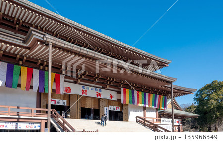 成田山新勝寺 本堂で迎える新年の初詣 135966349