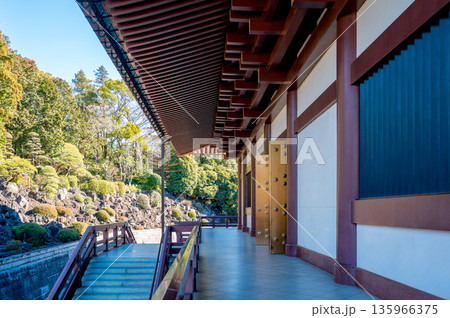 日本の寺院建築の回廊と静かな境内風景 日本の寺院建築の回廊と静かな境内風景 135966375