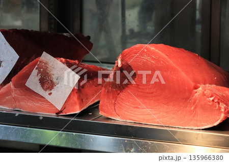 極上の本マグロのブロック 脂がのったマグロ 極上の本マグロのブロック 脂がのったマグロ 135966380