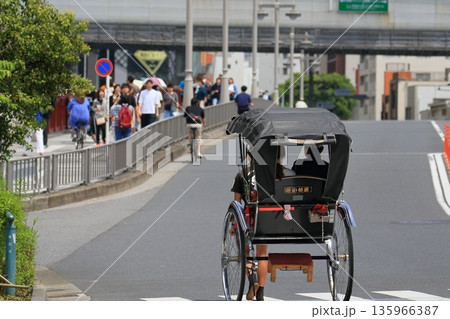 浅草を疾走する人力車 135966387