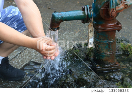 冷たい井戸水 135966388