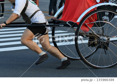 浅草を疾走する人力車 135966389