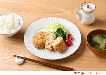 皿に盛り付けたポテトコロッケ 135966398