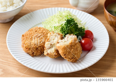 皿に盛り付けたポテトコロッケ 135966401