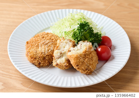 皿に盛り付けたポテトコロッケ 135966402