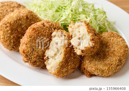 皿に並べたポテトコロッケ 135966408