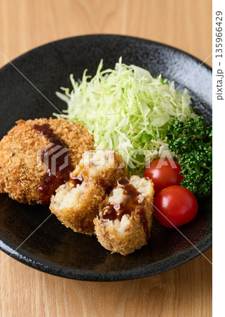 ソースをかけたポテトコロッケ ソースをかけたポテトコロッケ 135966429