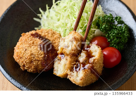 ソースをかけたポテトコロッケ 135966433