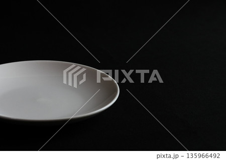 白い皿 何も乗っていない白い皿 白い皿 何も乗っていない白い皿 135966492
