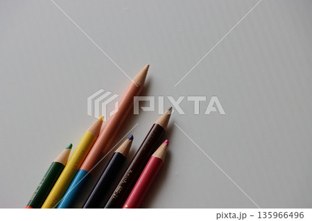 カラフルな色鉛筆 カラフルな色鉛筆 135966496