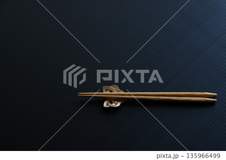 箸と箸置き　和食イメージ 135966499