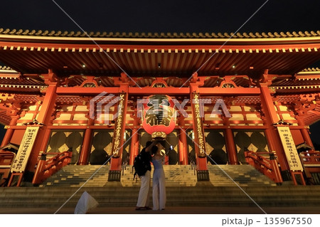 ライトアップされた浅草寺本堂で撮影する外国人観光客 135967550
