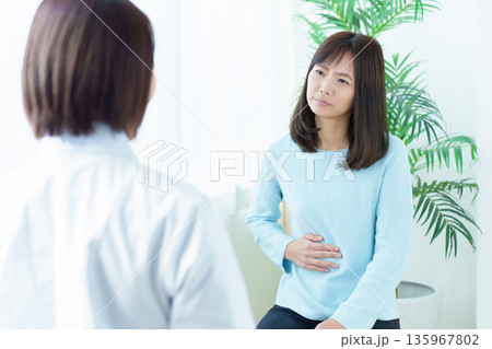 病院で診察を受ける女性 腹痛 体調不良 病院で診察を受ける女性 腹痛 体調不良 135967802