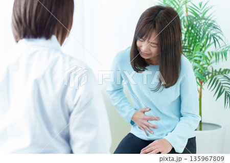 病院で診察を受ける女性 腹痛 体調不良 病院で診察を受ける女性 腹痛 体調不良 135967809