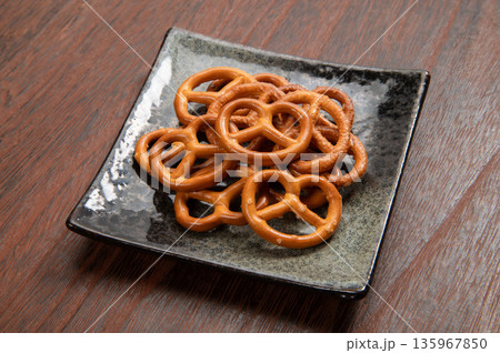 ドイツ発祥の焼き菓子、プレッツェル ドイツ発祥の焼き菓子、プレッツェル 135967850