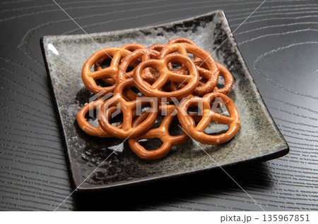 ドイツ発祥の焼き菓子、プレッツェル 135967851