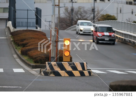 中央分離帯の黄色信号（ブリンカーライト） 135967881
