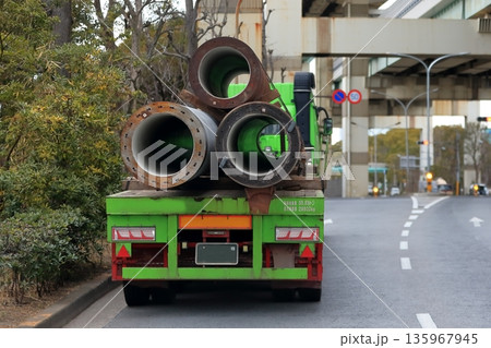 既成杭(PHC杭)を運搬中のトラック 既成杭(PHC杭)を運搬中のトラック 135967945