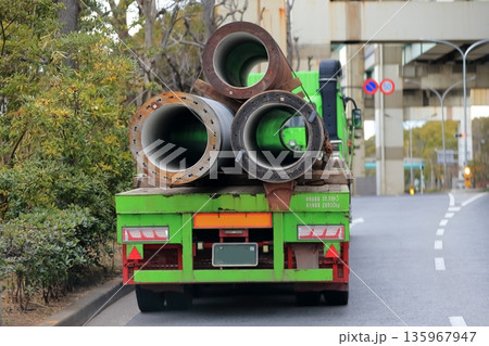 既成杭（PHC杭）を運搬中のトラック 135967947