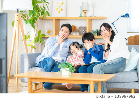 テレビを見る家族 135967962