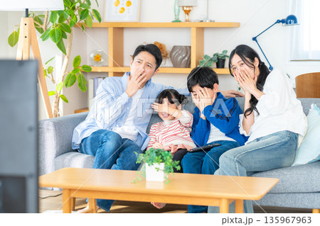 テレビを見る家族 135967963