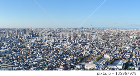 空撮「東京都」松戸市矢切付近の江戸川上空から都心方向を撮影 パノラマ 空撮「東京都」松戸市矢切付近の江戸川上空から都心方向を撮影 パノラマ 135967979