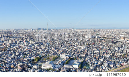 空撮「東京都」松戸市矢切付近の江戸川上空から都心方向を撮影 パノラマ 空撮「東京都」松戸市矢切付近の江戸川上空から都心方向を撮影 パノラマ 135967980