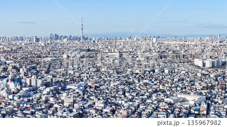 空撮「東京都」松戸市矢切付近の江戸川上空から都心方向を撮影 パノラマ 空撮「東京都」松戸市矢切付近の江戸川上空から都心方向を撮影 パノラマ 135967982